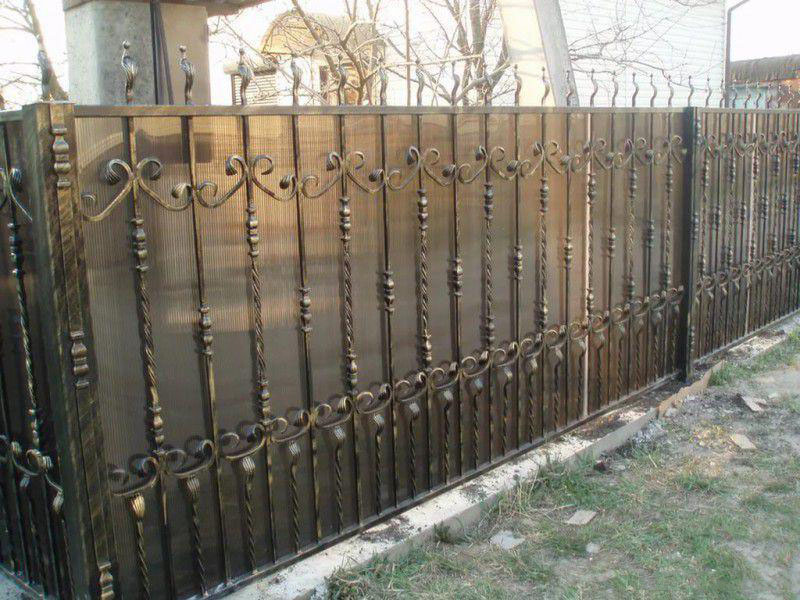 Купить Коричневый секционный забор из поликарбоната для дачи