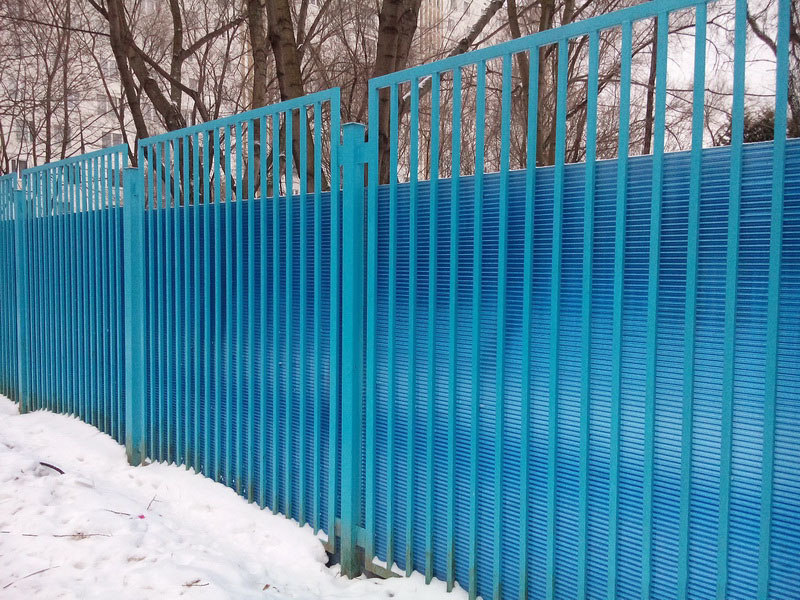 Купить Секционный забор из поликарбоната голубой