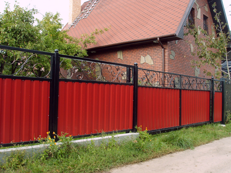 Забор из профнастила с коваными элементами - цена с установкой в Москве