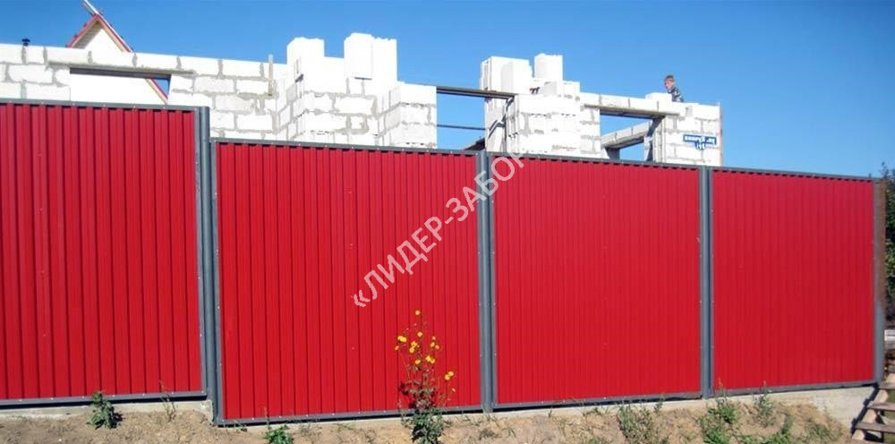 Купить Забор из двухстороннего профнастила красного цвета на металлических опорах