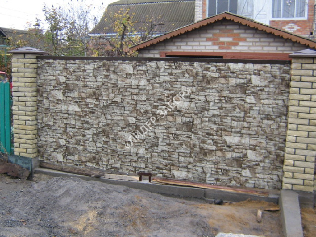 Купить Забор из профнастила под камень на бетонном фундаменте