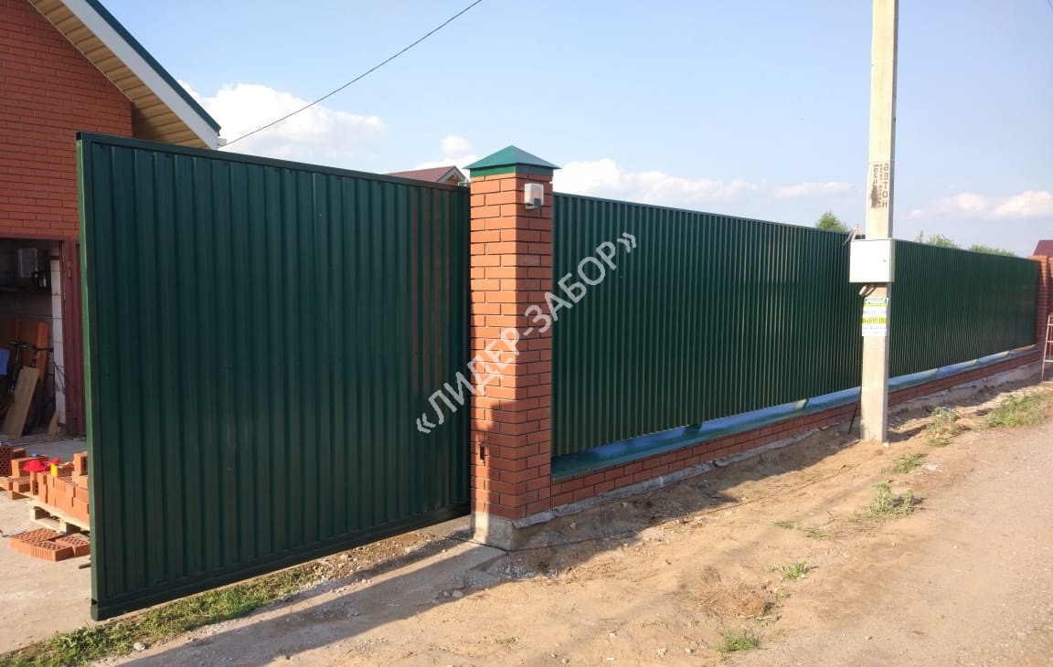 Купить Забор из профнастила на кирпичных опорах для участка из 6 соток