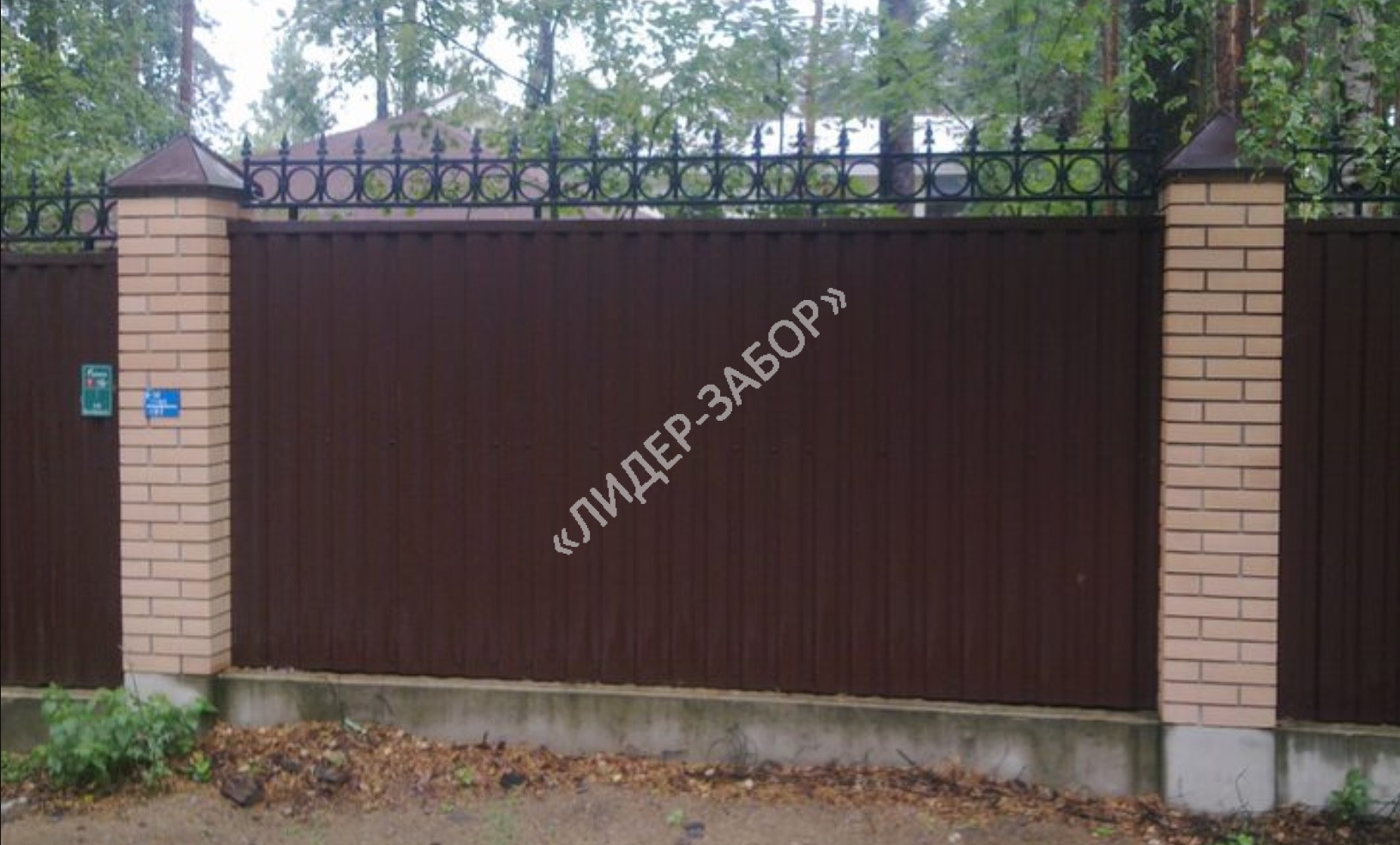 Купить Забор из двухстороннего профнастила на кирпичных опорах и бетонном фундаменте