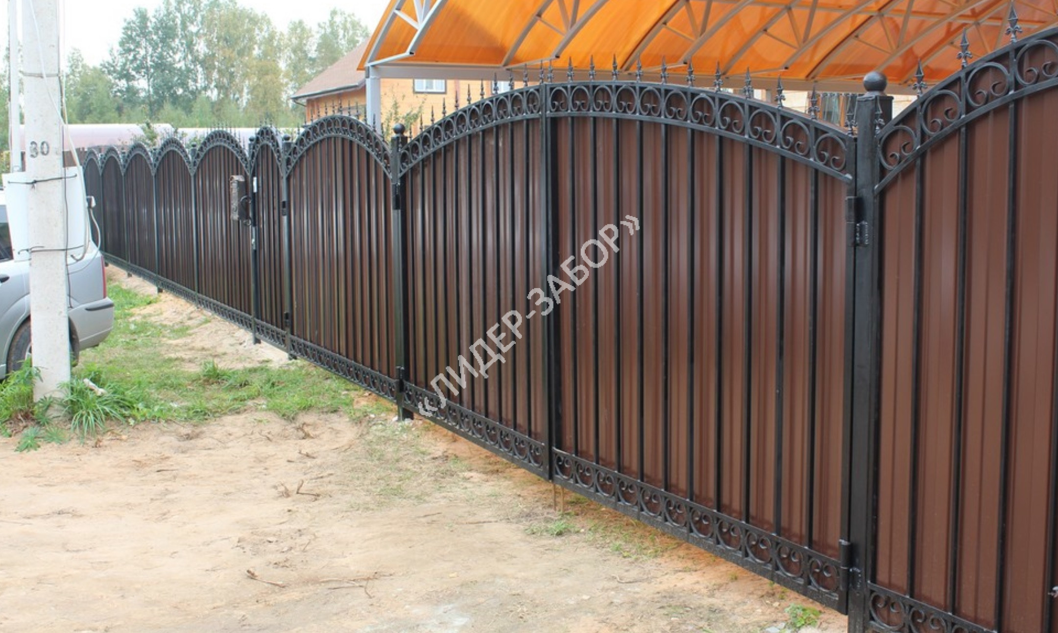 Купить Забор из двухстороннего профнастила на металлических опорах с кованными элементами