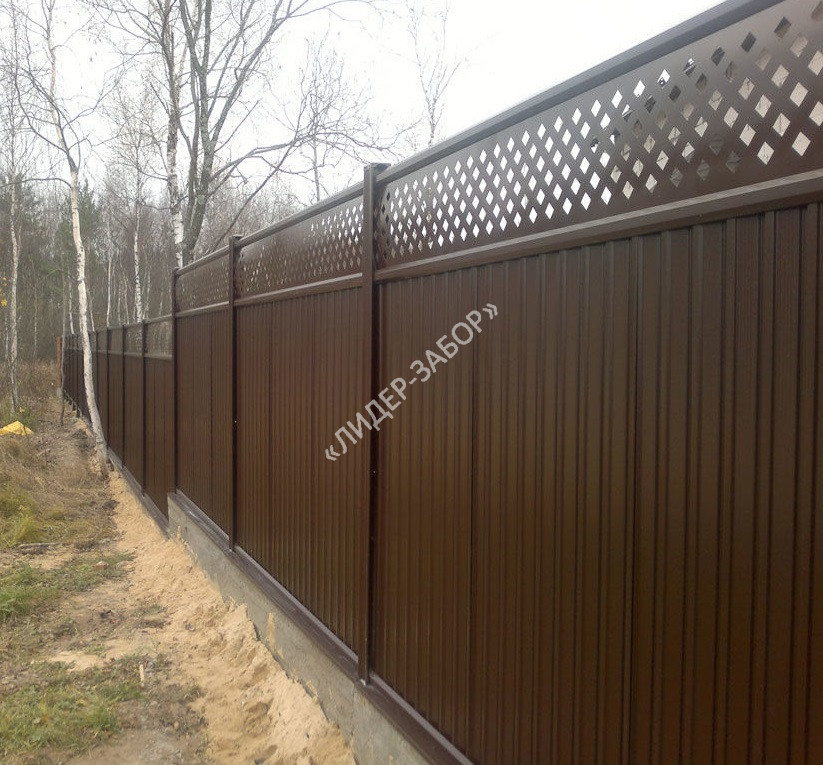 Купить Забор из двухстороннего профнастила коричневого цвета на бетонном основании
