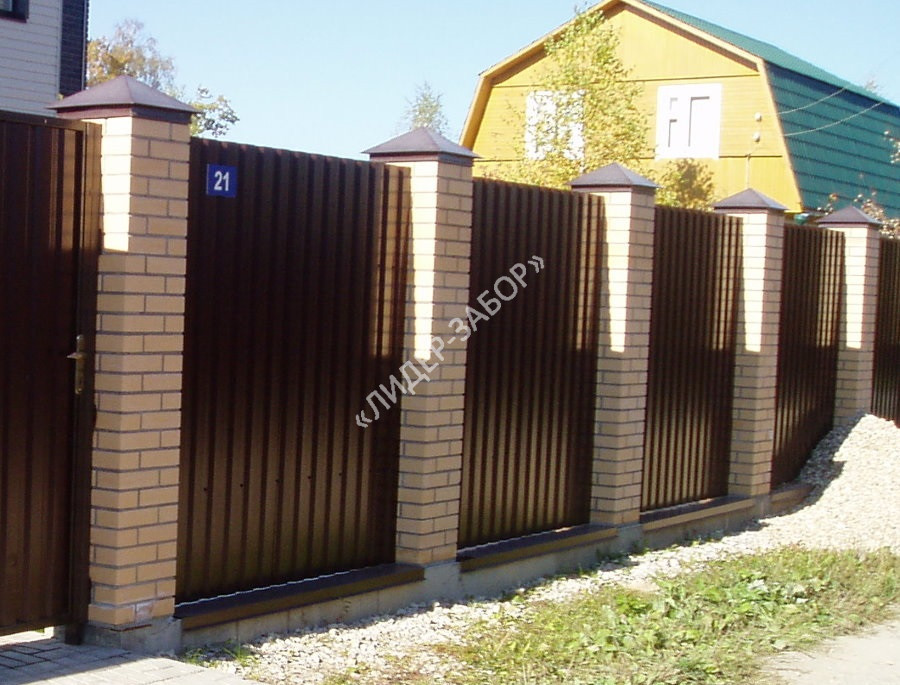 Купить Забор из профнастила на кирпичных опорах и бетонном фундаменте для участка 6 соток