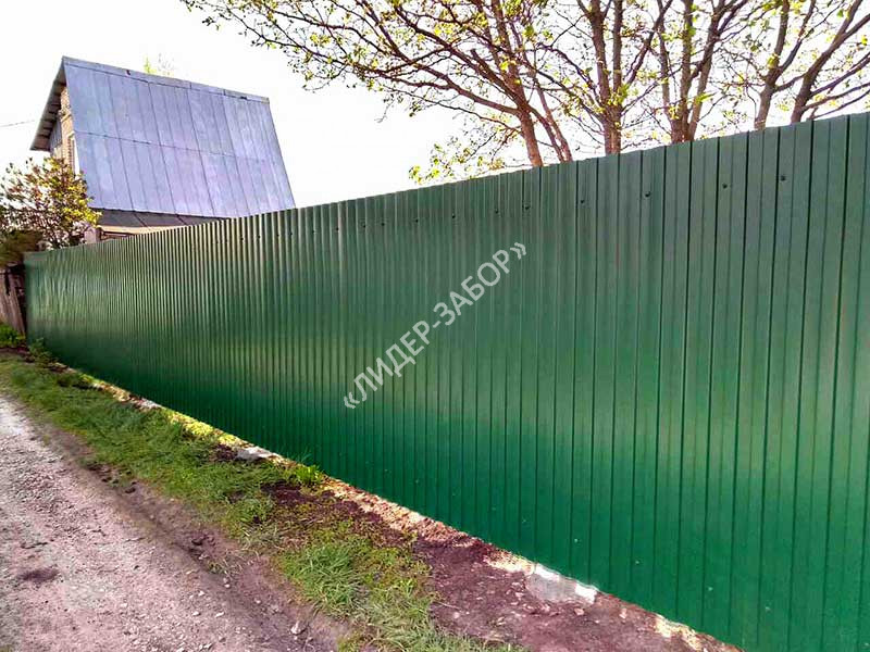 Купить Забор из двухстороннего профнастила зеленого цвета