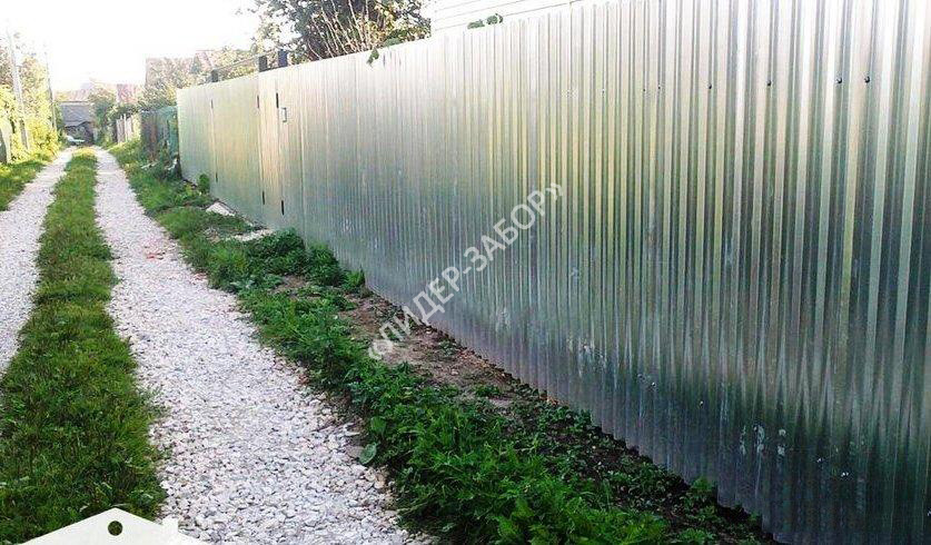 Купить Забор из оцинкованного профнастила высотой 1,5 м на винтовых сваях