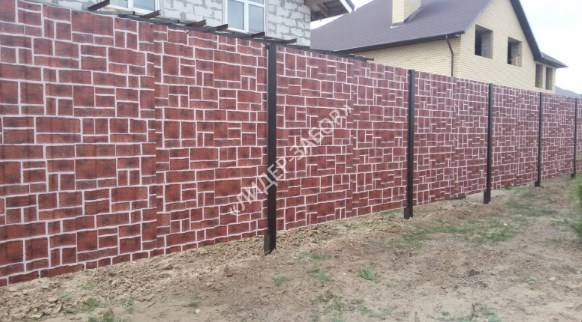 Купить Забор из профнастила под камень на бетонном фундаменте с металлическими опорами