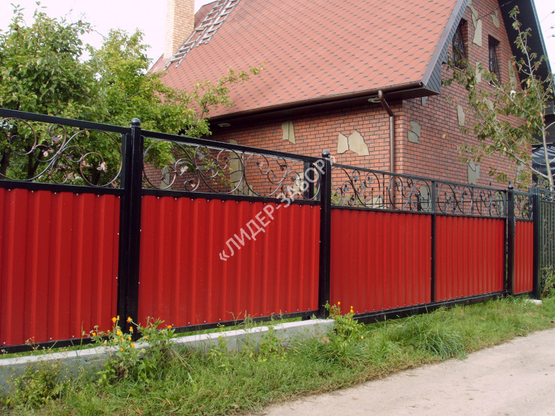 Купить Комбинированный забор из профнастила красного цвета