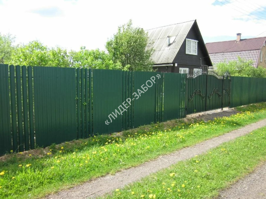 Купить Комбинированный забор из профнастила и металлического штакетника зеленого цвета