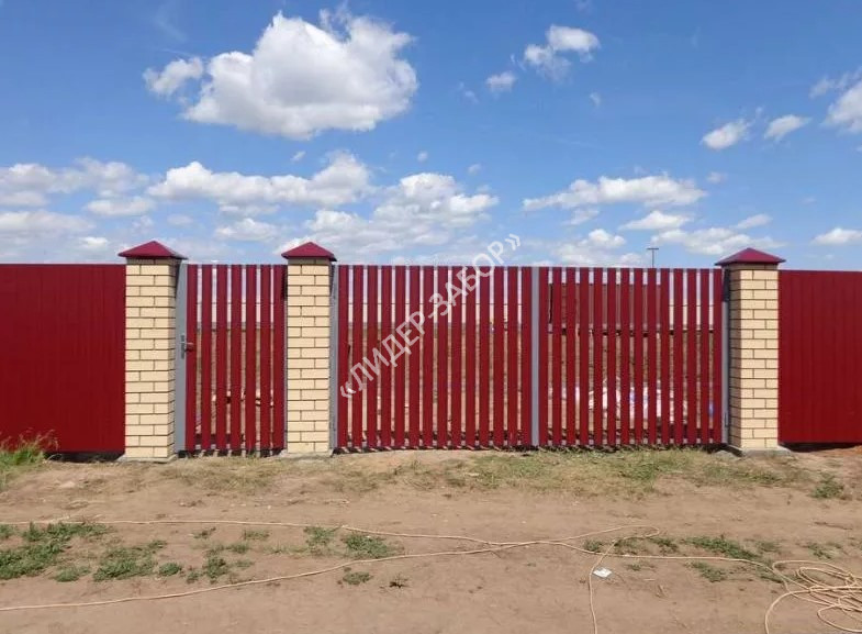 Купить Забор комбинированный из профнастила и штакетника красный