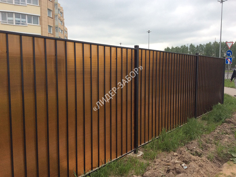 Купить Забор для дачи из поликарбоната коричневого цвета
