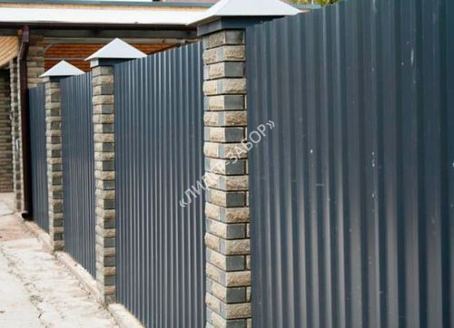 Купить Забор из профнастила серого цвета с кирпичными столбами