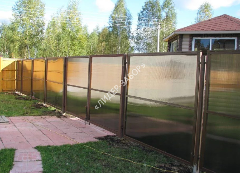 Купить Забор из поликарбоната для дачи коричневого цвета