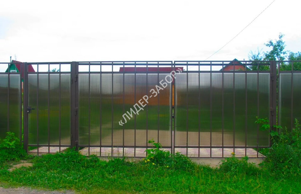 Купить Забор из поликарбоната для дачи с калиткой и воротами