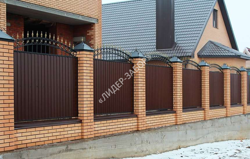 Купить Забор из профнастила с кирпичными столбами коричневого цвета