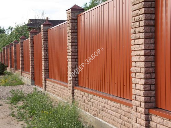 Купить Забор из профнастила с кирпичными столбами коричневый