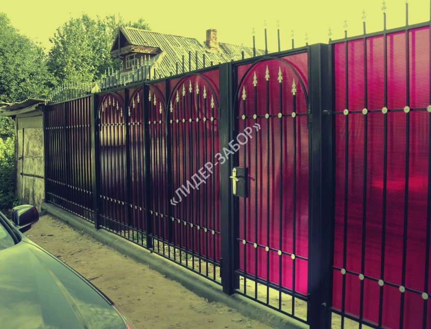 Купить Забор из поликарбоната для дачи бордовый