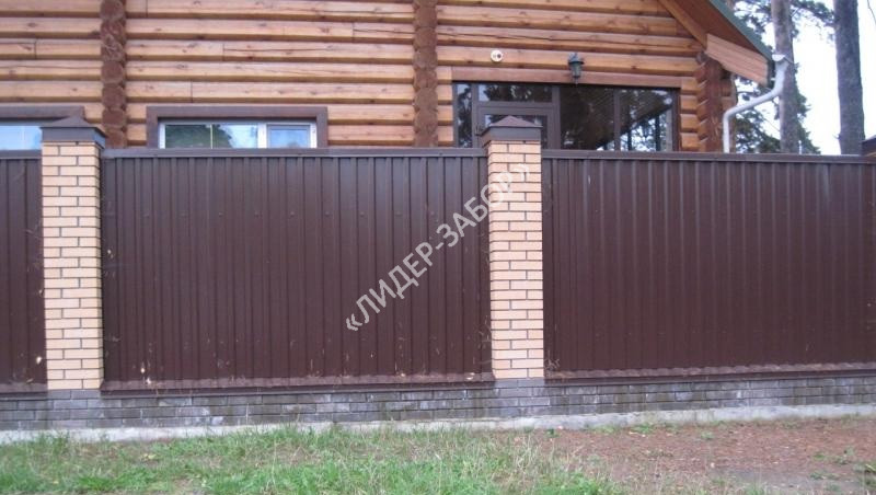 Купить Забор из профнастила коричневый с кирпичными столбами