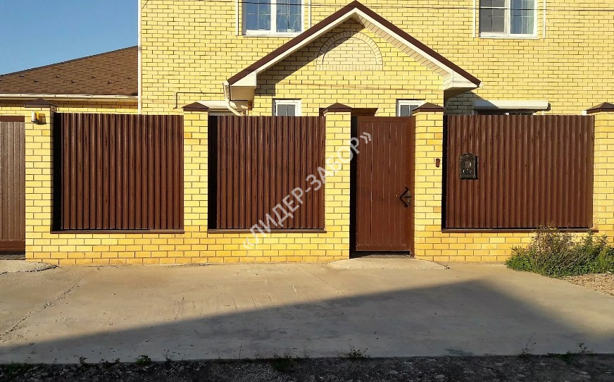 Купить Забор из профнастила с кирпичными столбами коричневый 10м