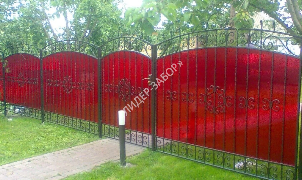 Купить Забор из поликарбоната для дачи красного цвета