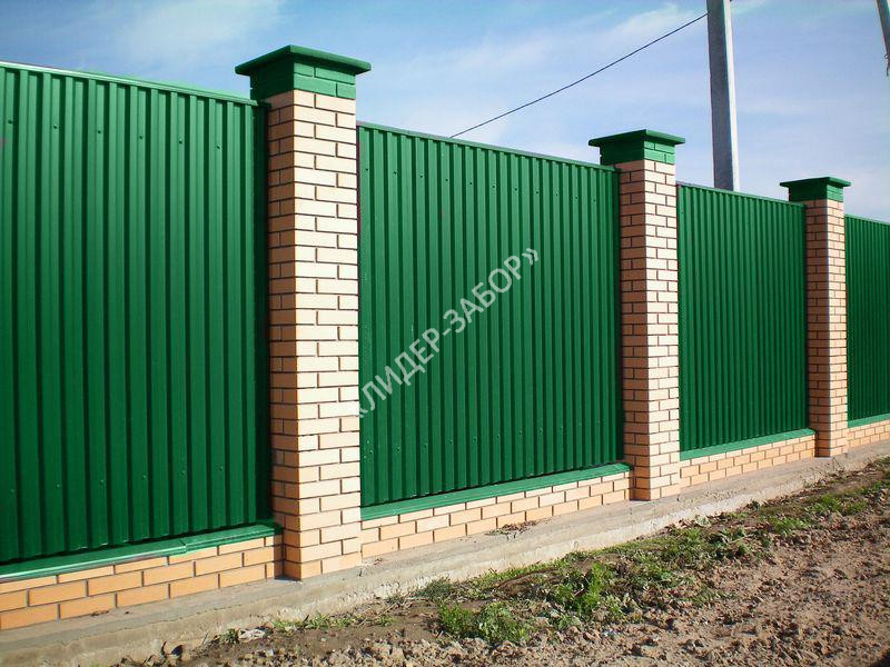 Купить Забор из профнастила зеленого цвета с кирпичными столбами