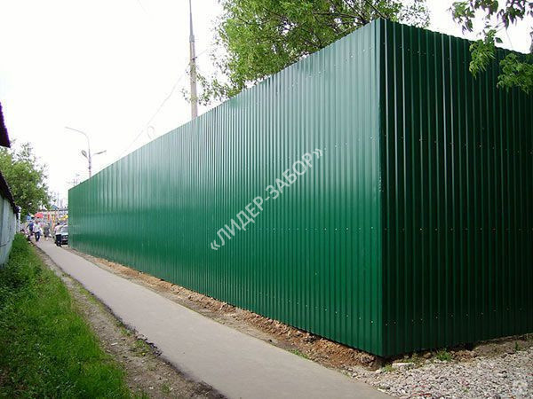 Купить Забор сплошной из профнастила зеленый изумруд