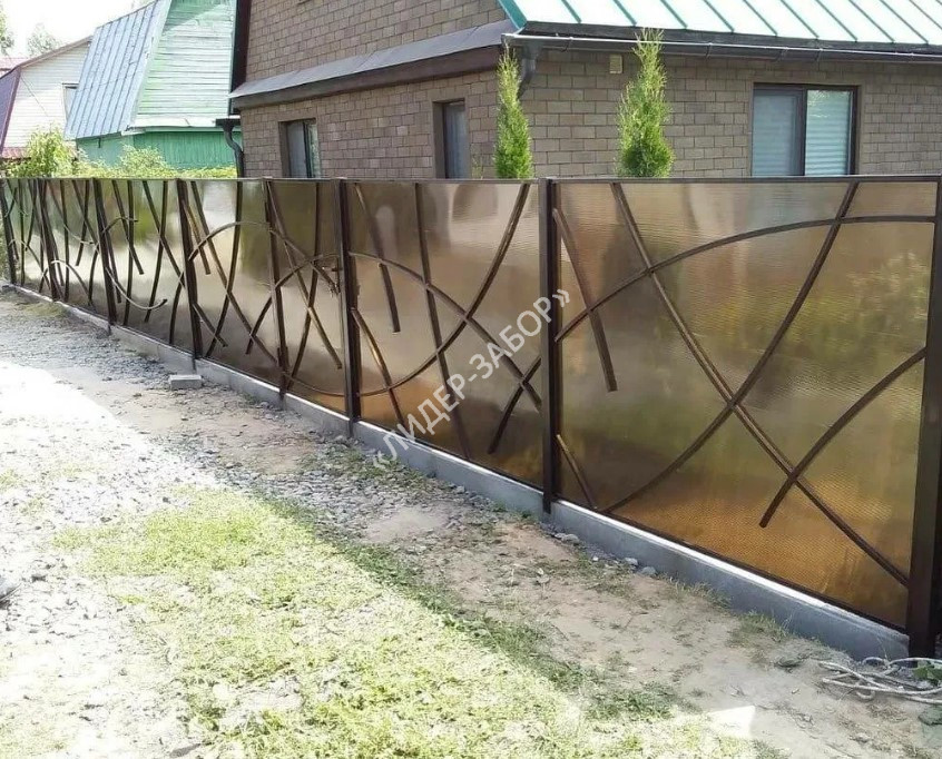 Купить Забор из поликарбоната для дачи с резным каркасом