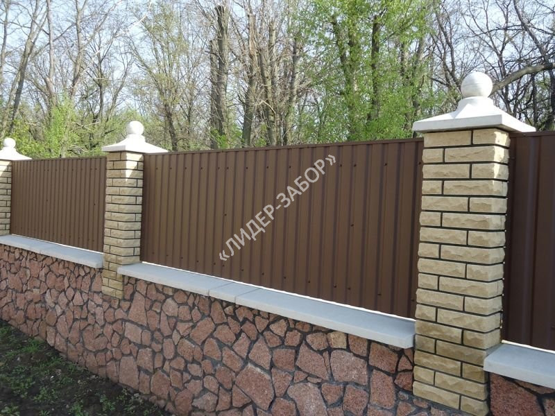 Купить Забор из   профнастила коричневый с кирпичными столбами 10м