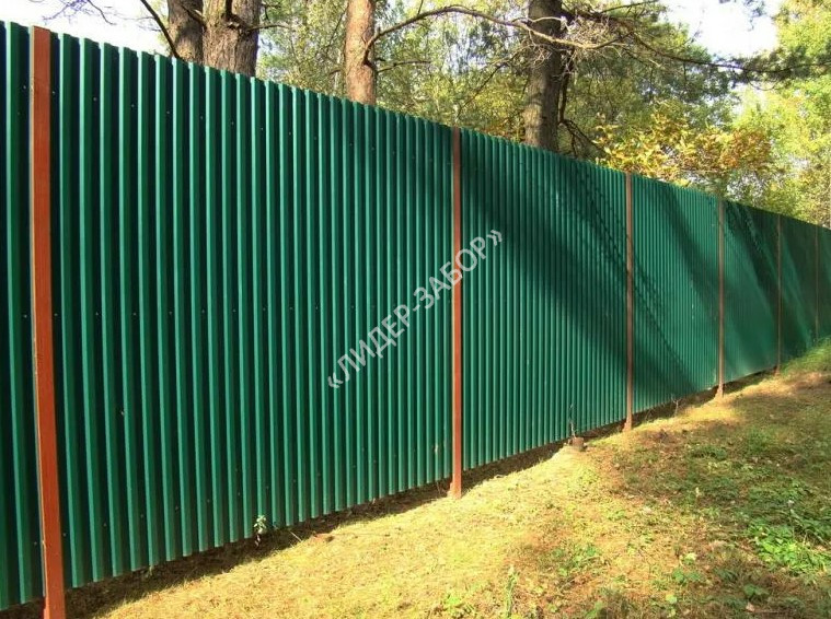 Купить Сплошной забор из профнастила для загородного участка