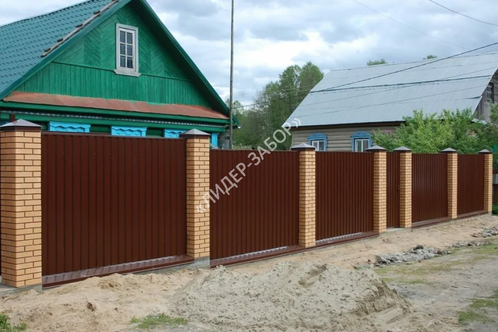 Купить Забор из профнастила и кирпича коричневого цвета