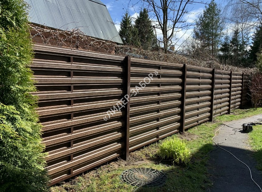 Купить Горизонтальный забор из металлического штакетника для загородного участка