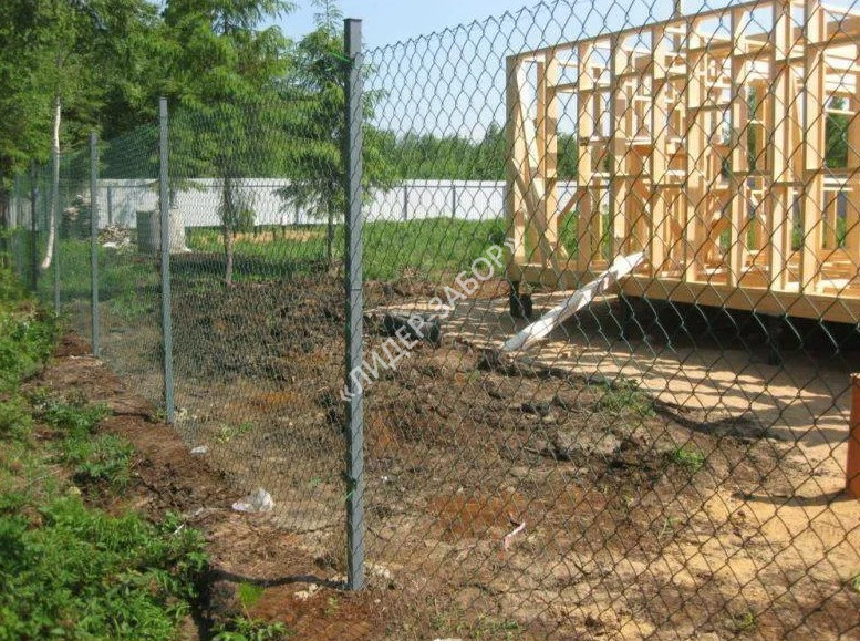 Купить Металлический забор для стройки деревянного дома
