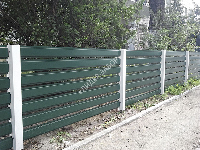 Купить Забор из евроштакетника горизонтальный с металлическими столбами зеленый
