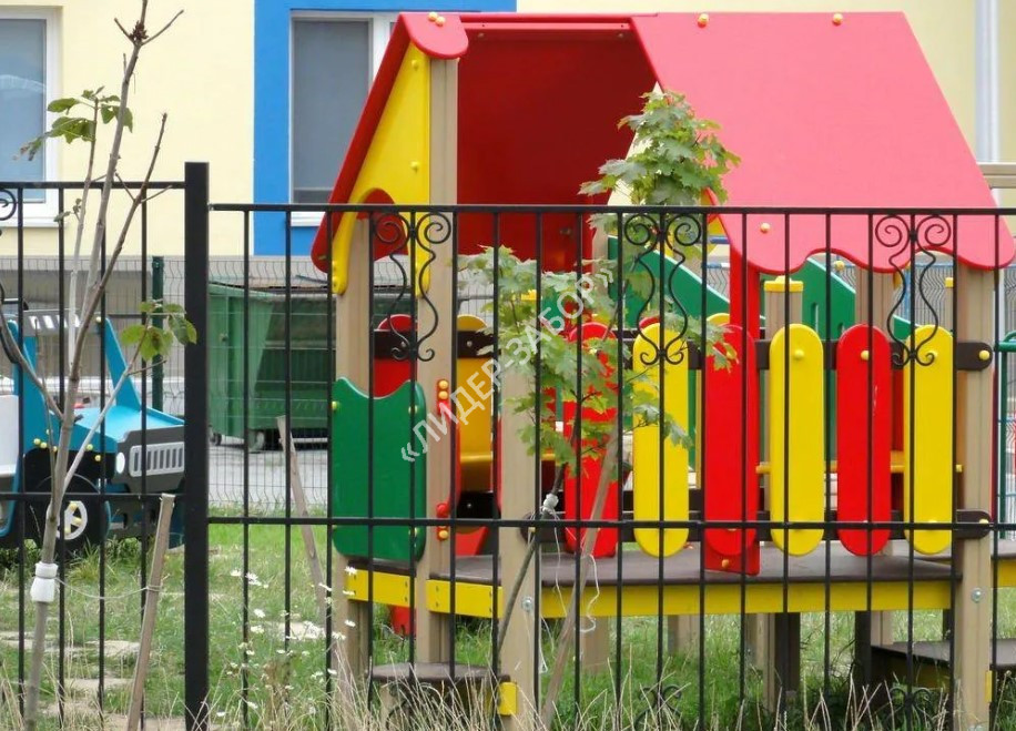 Купить Забор для детского сада с ковкой металлический