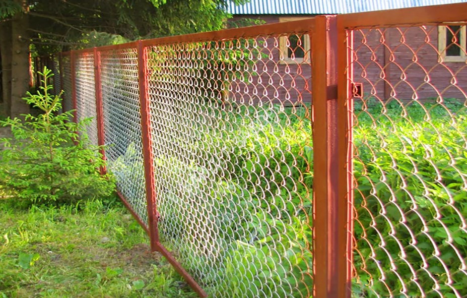 Секционный забор из сетки-рабицы высотой 2 м